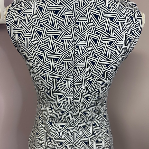 Diane Von Furstenberg beautiful women’s size 4 sleeveless navy and white dress. - Picture 4 of 10